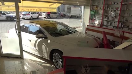 Kontrolden Çıkan Otomobil Eczaneye Girdi