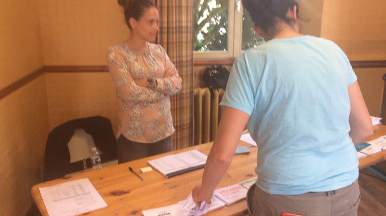 Les derniers électeurs du bureau de vote de l'Hôtel de ville.