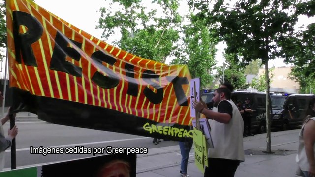 Protesta de Greenpeace ante la embajada de EE.UU. en Madrid Trump , seguimos adelante, sin ti