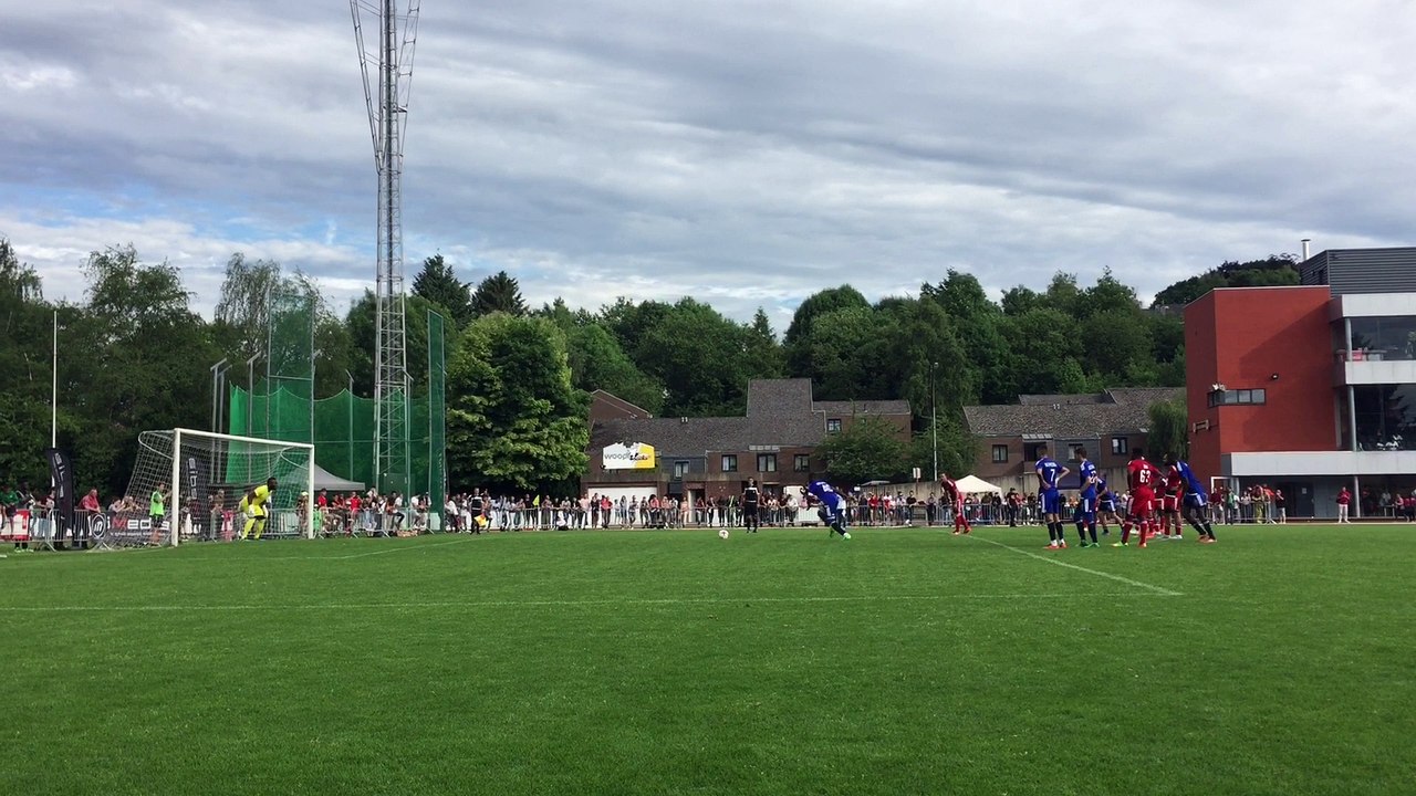 Verviers: Mpoku marque un penalty lors du match de gala opposant Verviers à Bruxelles