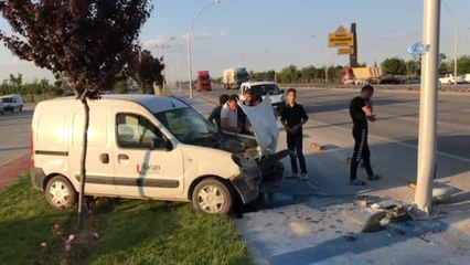 Önce Köpeğe Ardından Aydınlatma Direğine Çarptı