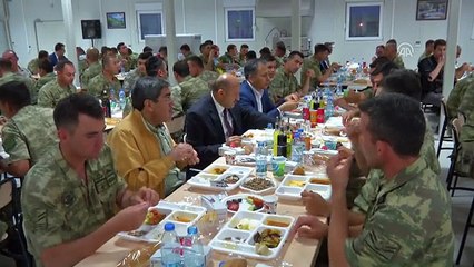 Bakan Işık, Mehmetçik'le Iftarda Bir Araya Geldi (1)
