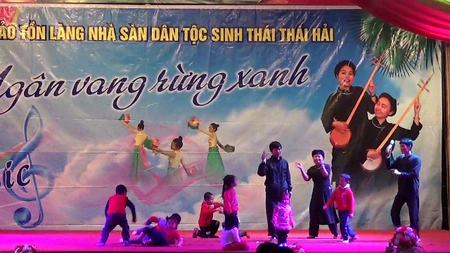 Lão nông hát Cung đàn mùa xuân với phong cách hước và màn múa phụ họa rất buồn cười