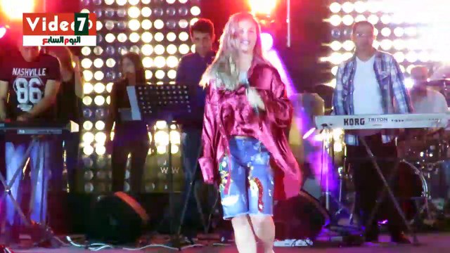 بالفيديو.. نيكول سابا تتألق فى ليلة غنائية بإطلالة كاجوال فى مول مصر