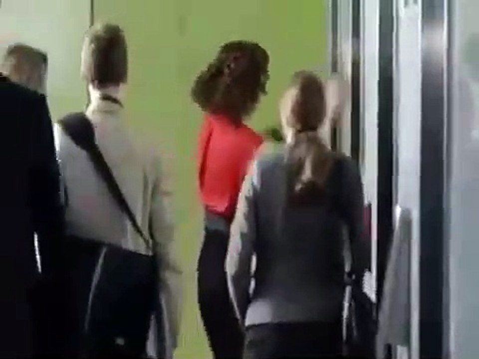 mulher soltando pum na hora errada