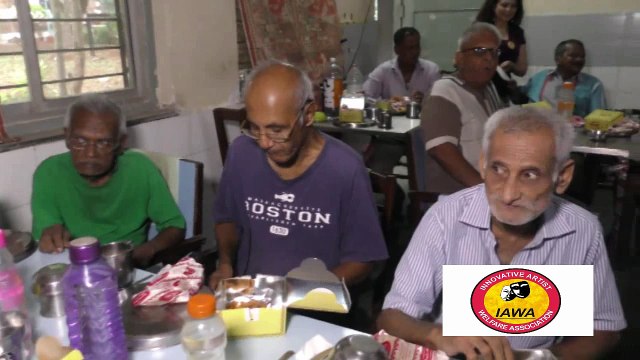 IAWA president Daljeet Kaur, meets A Pakeezah Actress Geeta Kapoor, who was left alone in hospital