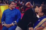 Sanket Bhosale in Star pariwar awards 2017 _ Opening _ Best mimicry performance by Sanket bhosale (1)