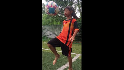 Messi miền tây tâng bóng bằng đùi