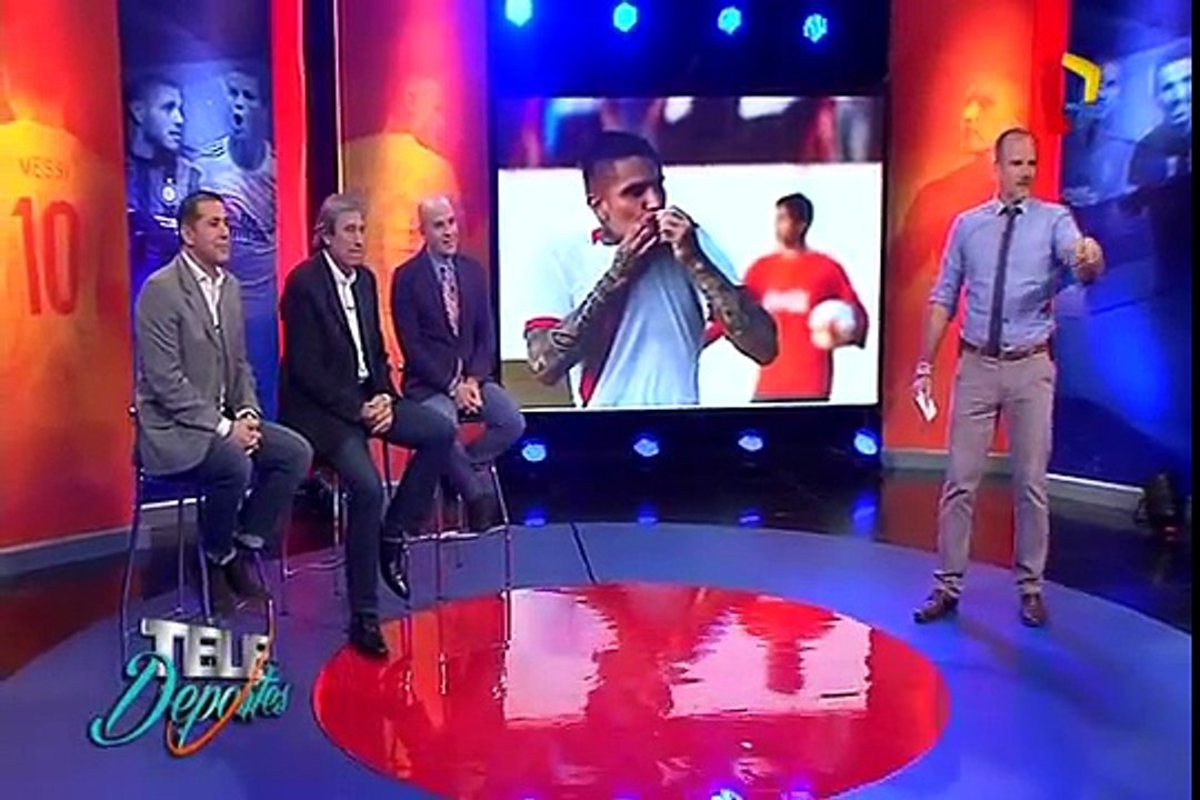Paolo Guerrero es abrazado por niño que burló seguridad durante entrenamientos de la selección