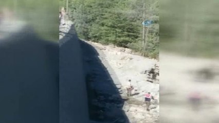 Otomobil Uçuruma Yuvarlandı: 4 Yaralı