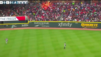 Ce supporter de Baseball fait la course avec un joueur mais ça fini mal pour lui