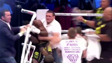 Ce kickboxer se fait attaquer par un supporter apres un KO pas très fairplay