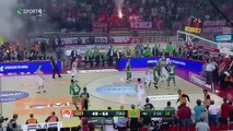 Incroyable ! Des supporters lancent des fumigènes lors de la finale du championnat grec de basket