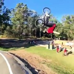 Ce mec s'explose face contre terre en BMX !