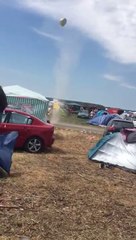 Une mini tornade emporte des tentes dans un festival !
