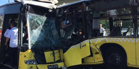 İki Metrobüsün Kafa Kafaya Çarpıştığı Kazada Yaralanan Şoför Hayatını Kaybetti