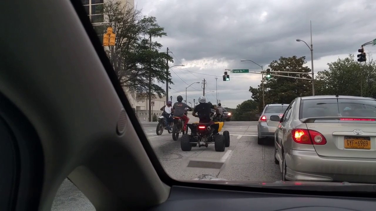 Des centaines de motards et quads grillent un feu rouge !