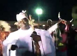 Regardez les pas de danse de Yaya Jammeh