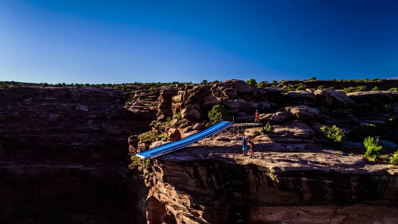 Saut d'un tobogan à 150m du vide dans un Canyon en Parachute !