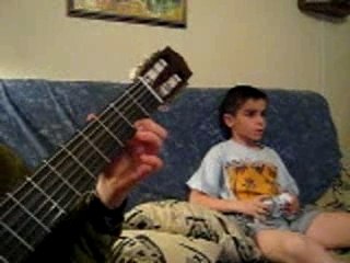 Florian joue de la guitare