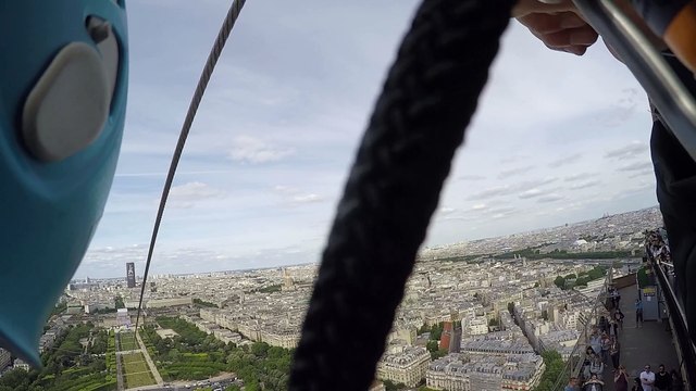 Saut en tyrolienne depuis la Tour Eiffel