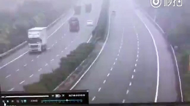 Terrible crash entre 2 camions à contre-sens sur l'autoroute