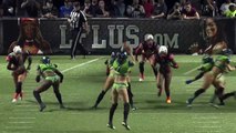 Une joueuse de football lingerie célèbre son touchdown en plongeant sa tête dans les seins d'une spectatrice