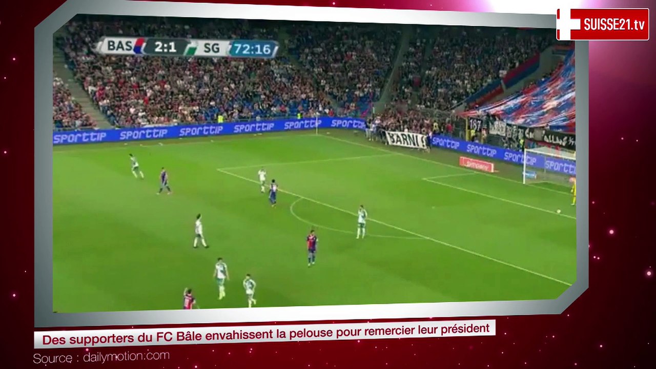 Des supporters du FC Bâle envahissent la pelouse pour remercier leur président