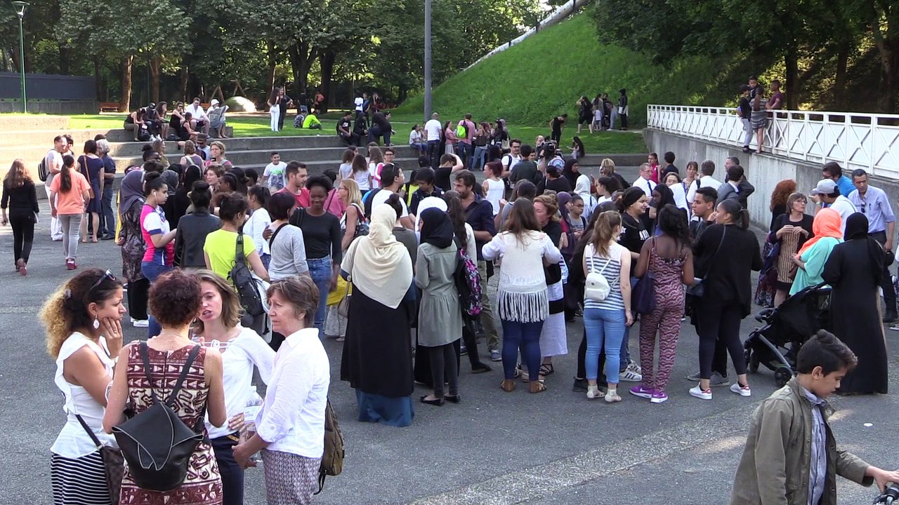 Inquiétude devant le collège incendié Lucie Aubrac de Grenoble