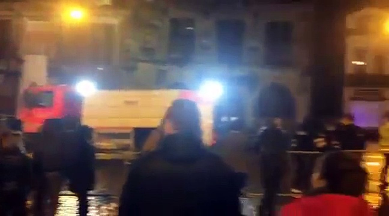 Le Théâtre de Binche en feu après le feu d'artifice du carnaval