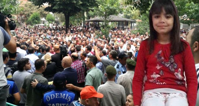İzmir'de Öfkeli Kalabalık, Minik Ceylin'in Cesedinin Bulunduğu Eve Taşlarla Saldırdı