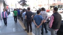Sivas'ta Ucuz Baklava Satın Almak İsteyenler Saatler Öncesinden Sıraya Giriyor