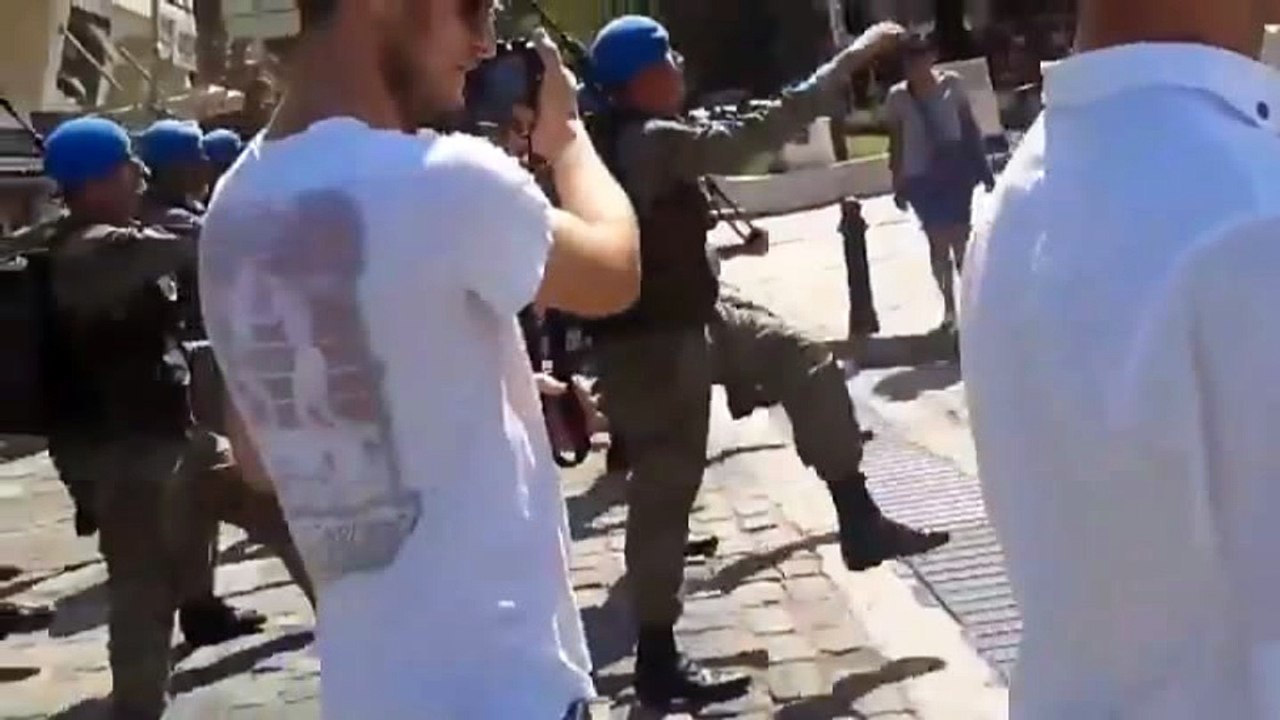 Mehmetcik'ten İzmir Marşı