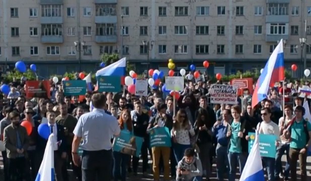 Thousands Gather Across Russia on National Holiday to Protest Corruption