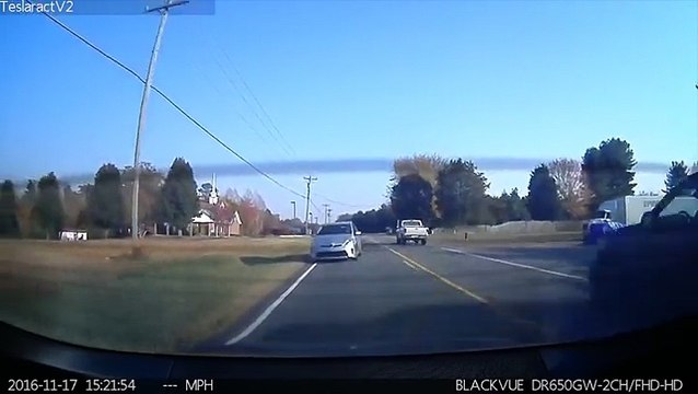 Une compilation des accidents anticipés et évités grâce au pilote automatique des voitures Tesla