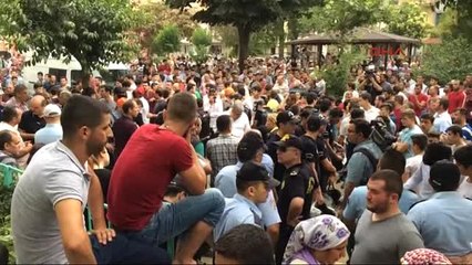 Öfkeli Kalabalık Binayı Taş Yağmuruna Tuttu 2