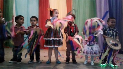 Ysabella na festa da escola.