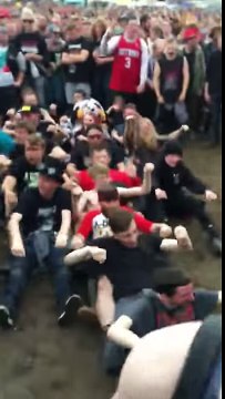 Des hommes ses mettent à ramer durant un concert du Download Festival