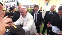 Papa Francesco rimprovera un ragazzo: 