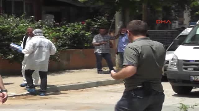 Öfkeli Kalabalık Binayı Taş Yağmuruna Tuttu 3