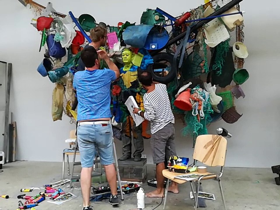 Biarritz : Liu Bolin se fond dans des déchets collectés sur les plages