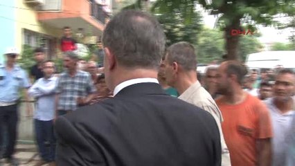 Öfkeli Kalabalık Binayı Taş Yağmuruna Tuttu 4