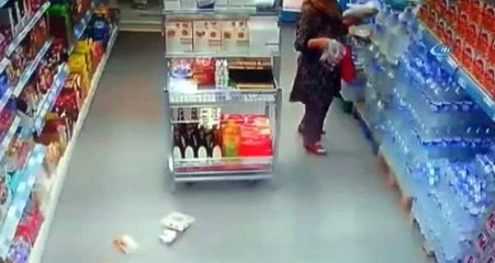 Marketin Altı Üstüne Geldi, Kadın Müşteri Alışverişe Devam Etti