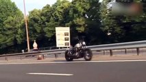 Une moto roule toute seule sur l'autoroute !