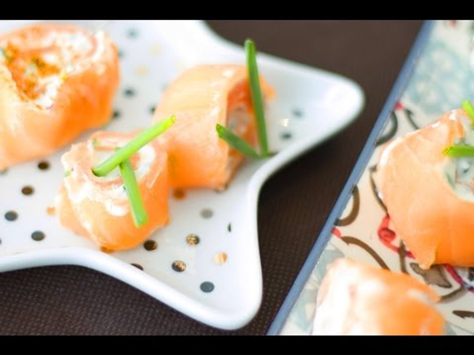 Rouleaux de saumon fumé et fromage frais pour l'apéritif