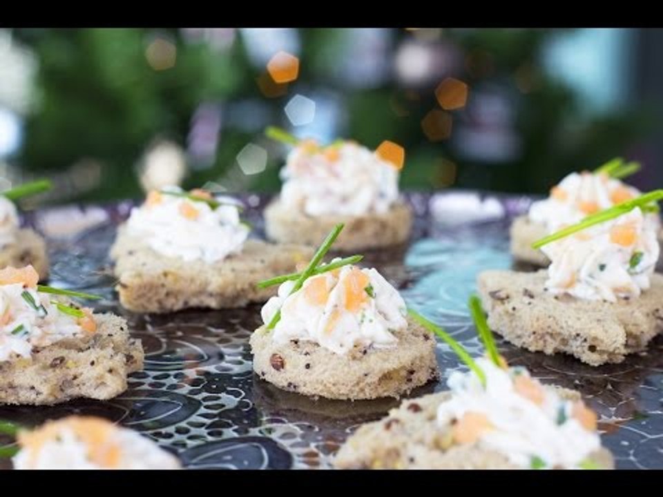 Canapés de saumon fumé et fromage frais pour un apéritif chic et facile
