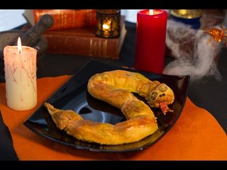 Pizza Calzone en forme de serpent pour Halloween (Ricotta,mozzarella,chorizo)