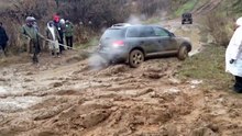 Toyota Land Cruiser 200 vs WV Touareg OFF Road Battle 2015