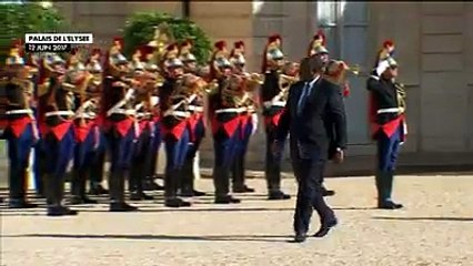 La Poignée de Main entrain Emmanuel Macron et Macky Sall