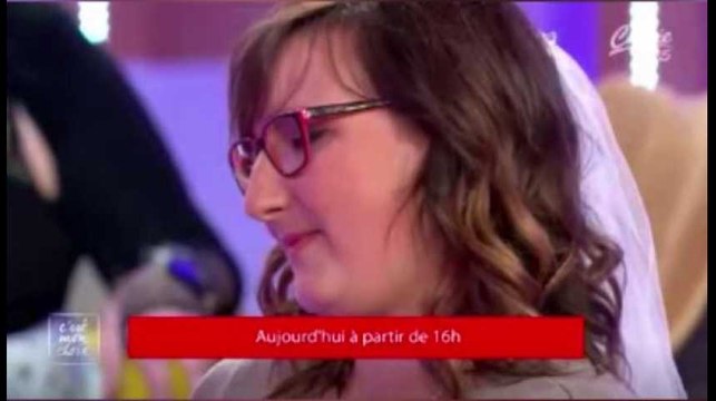 C’est mon choix : Un couple se marie sur le plateau face à Evelyne Thomas (vidéo)